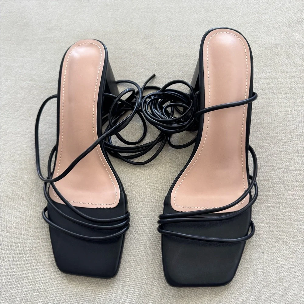 Elegant Black Strappy Women's Heels - Picture 1 of 3
